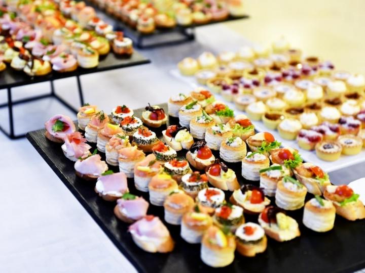 Un cocktail apéritif autour de quelques douceurs salées ou sucrées